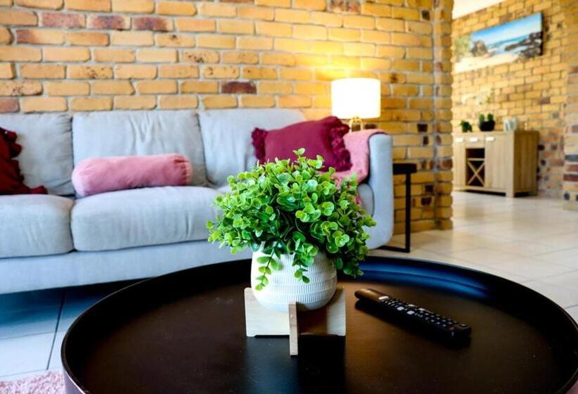 Kennedy Drive Airport Motel