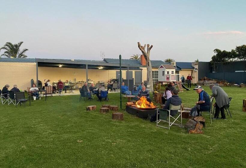 Lakeside Motel Waterfront