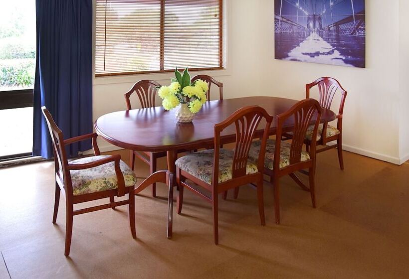 مُتل Armidale Inn