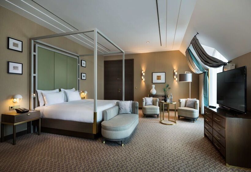 هتل Hilton Vienna Plaza