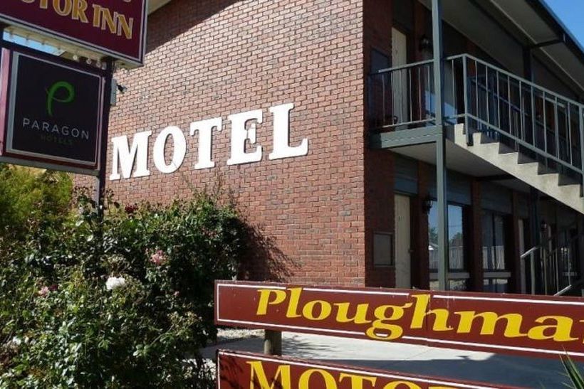 Hotel Ploughmans Motor Inn