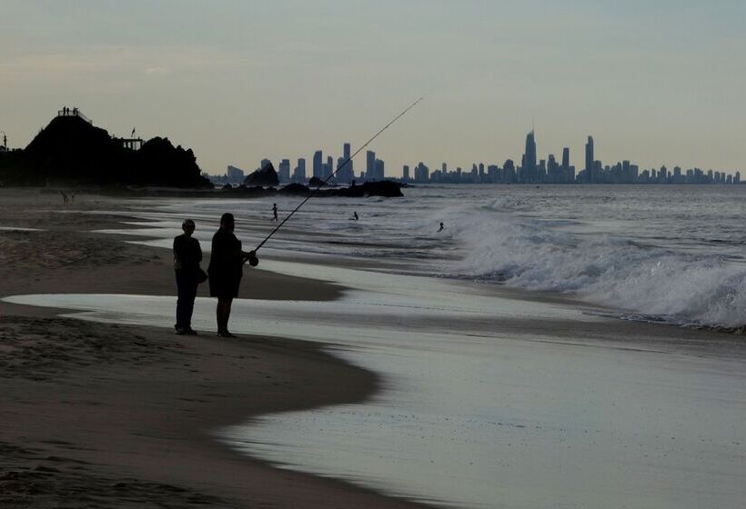 هتل Sandcastles On Currumbin Beach