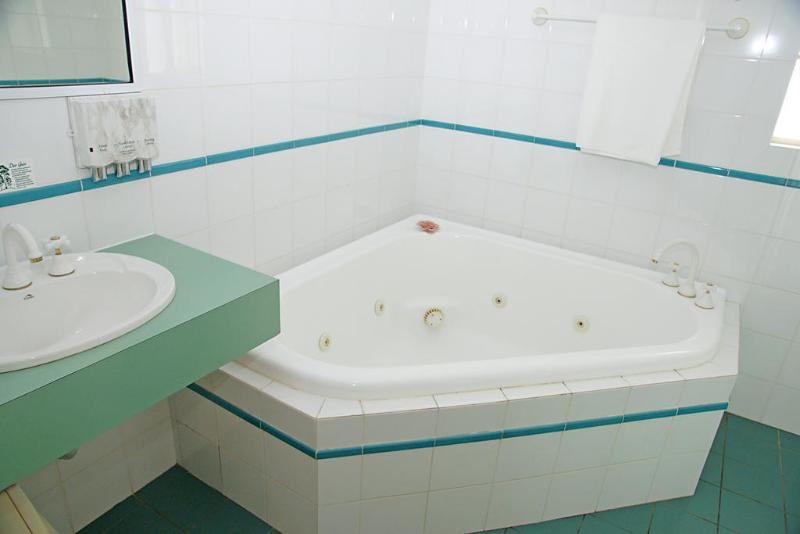 בית מלון כפרי Sapphire Waters Motor Inn