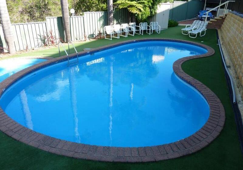 בית מלון כפרי Sapphire Waters Motor Inn