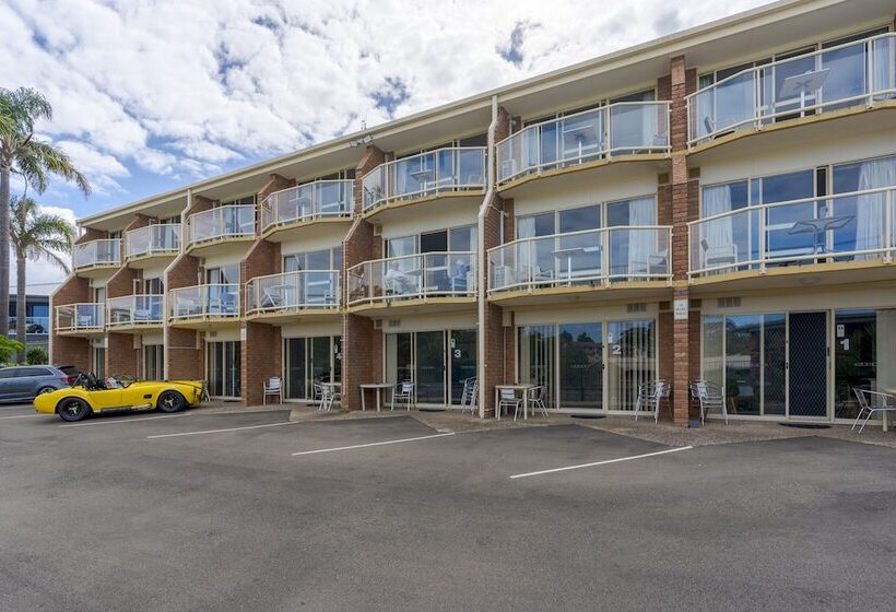 בית מלון כפרי Sapphire Waters Motor Inn