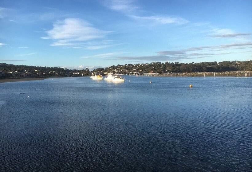 בית מלון כפרי Sapphire Waters Motor Inn