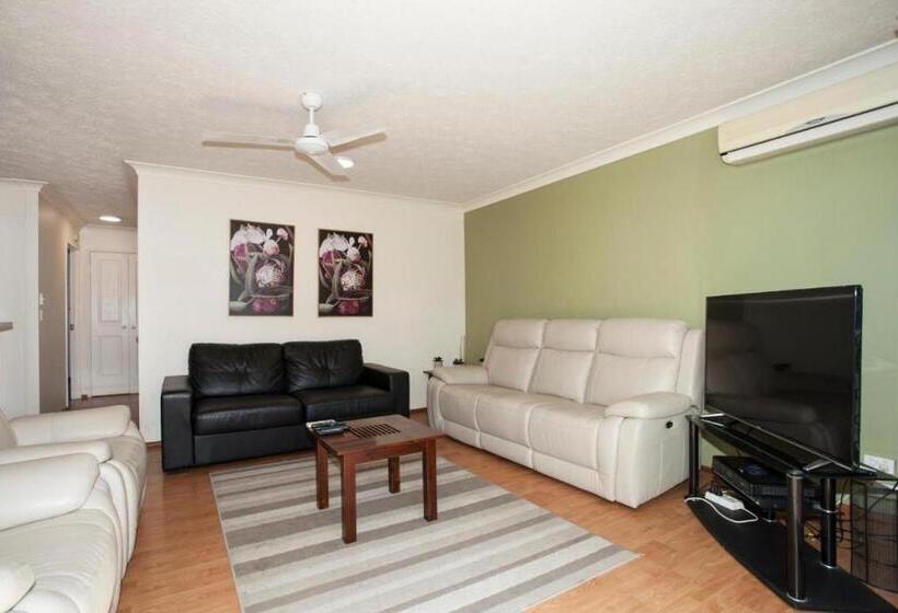 هتل Surfers Tradewinds