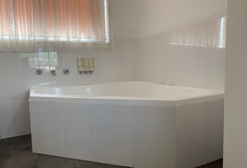 בית מלון כפרי Swaggers Motor Inn