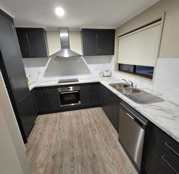 Top Of The Town Motel & Apartments