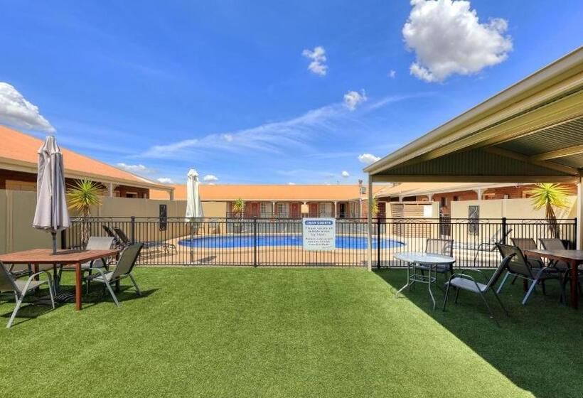 Top Of The Town Motel & Apartments