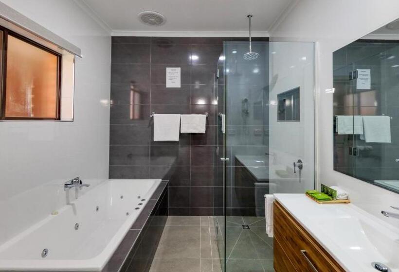 Top Of The Town Motel & Apartments