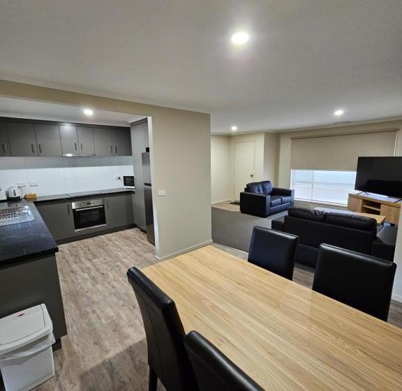 Top Of The Town Motel & Apartments