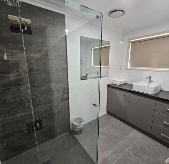 Top Of The Town Motel & Apartments