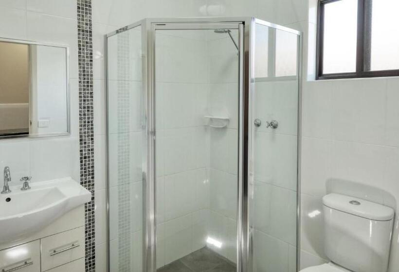 Top Of The Town Motel & Apartments