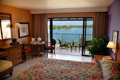 فندق Grotto Bay Beach Resort