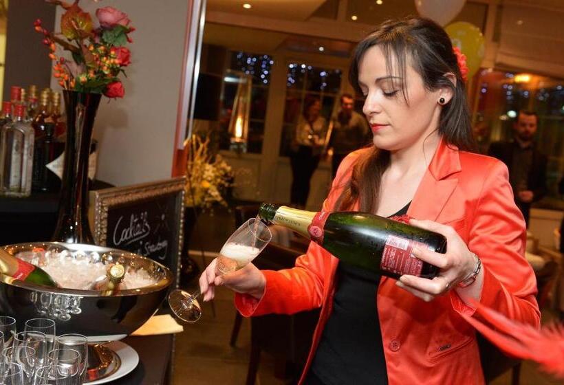 Отель The New Fox