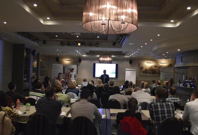 Отель The New Fox