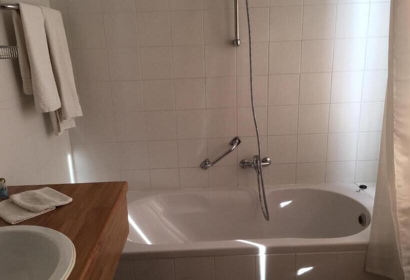 Отель The New Fox