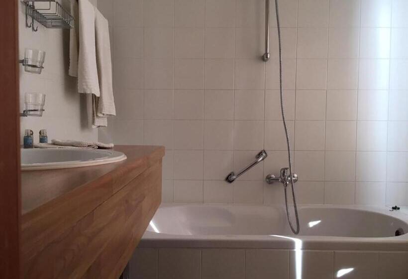 Отель The New Fox