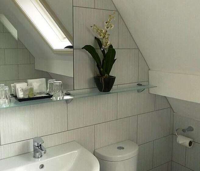 Отель Ascot House