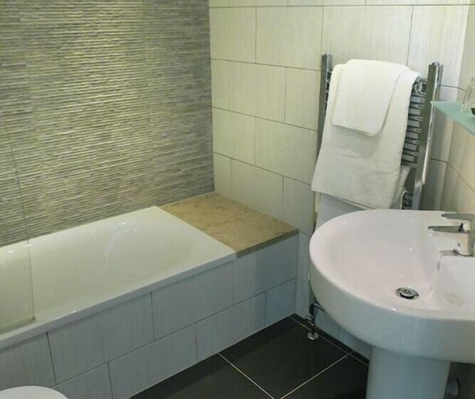 Отель Ascot House