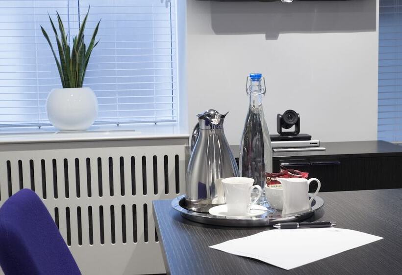 Отель Astor Court