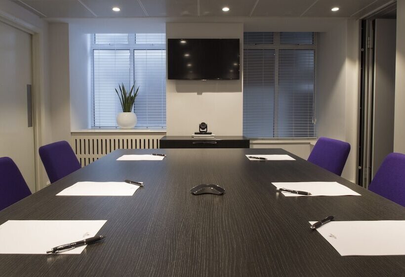 Отель Astor Court