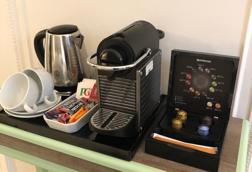 Отель Astor Court