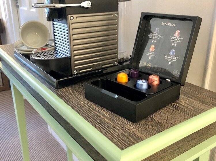 Отель Astor Court