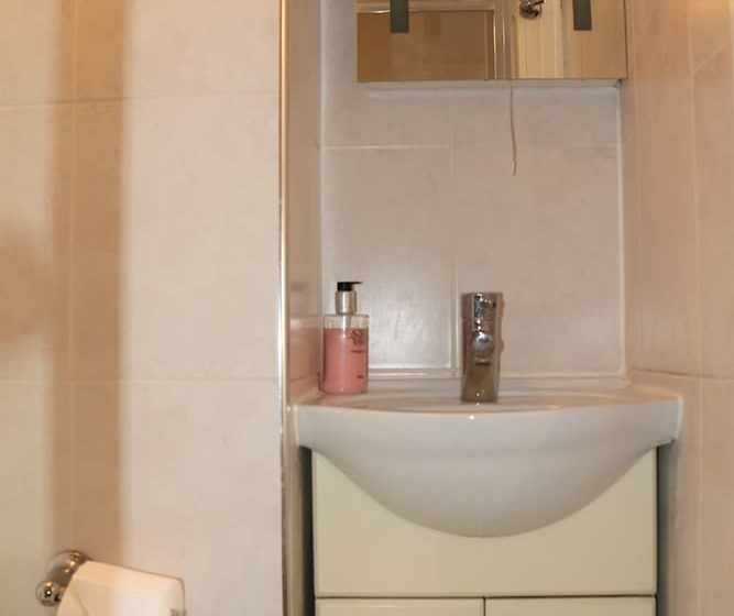 Отель Barry House