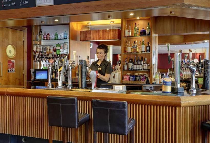 בית מלון כפרי Best Western Kings Manor