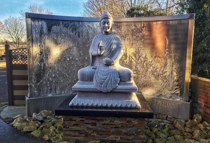 Отель Donnington Manor