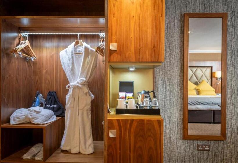 Отель Donnington Manor