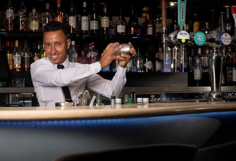 Отель Donnington Manor