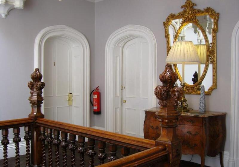 Отель Hollin House