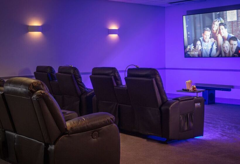 Отель Stratford Manor