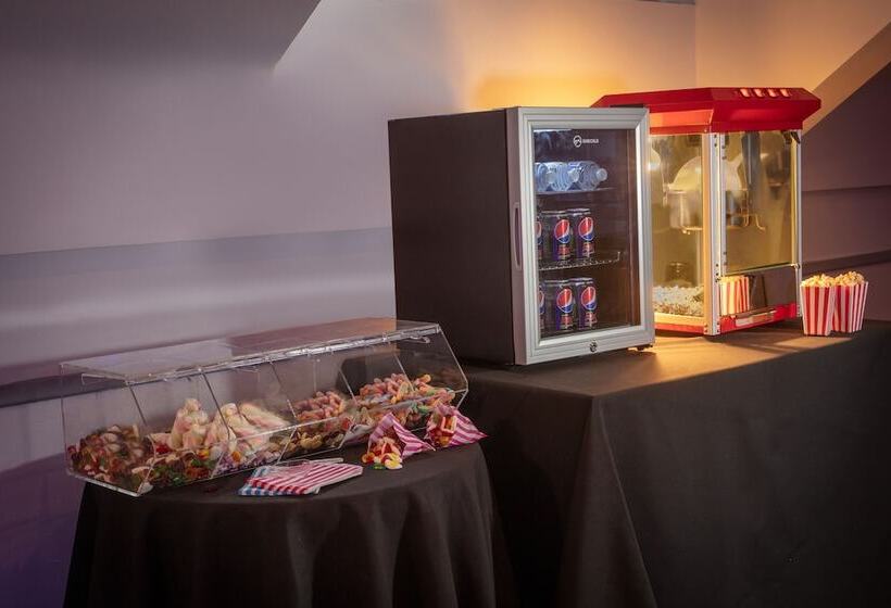 Отель Stratford Manor