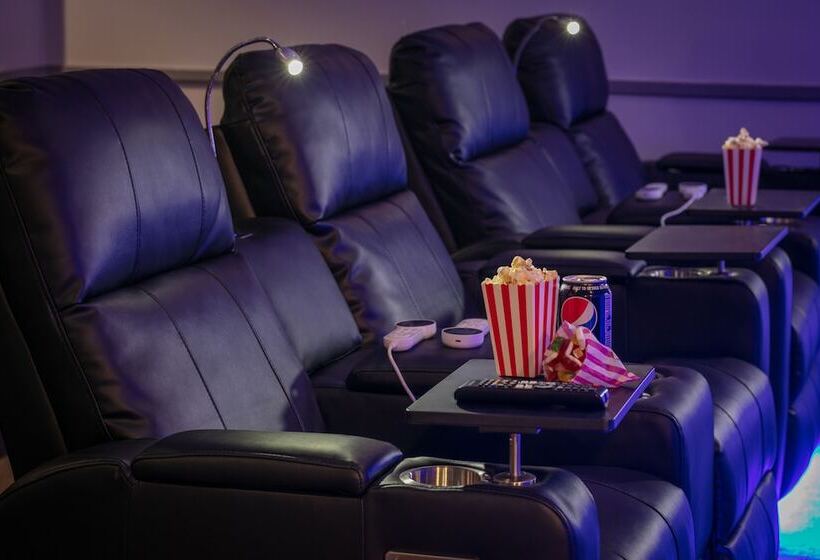 Отель Stratford Manor