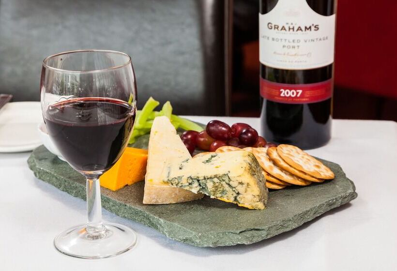 Отель Lake District Castle Inn