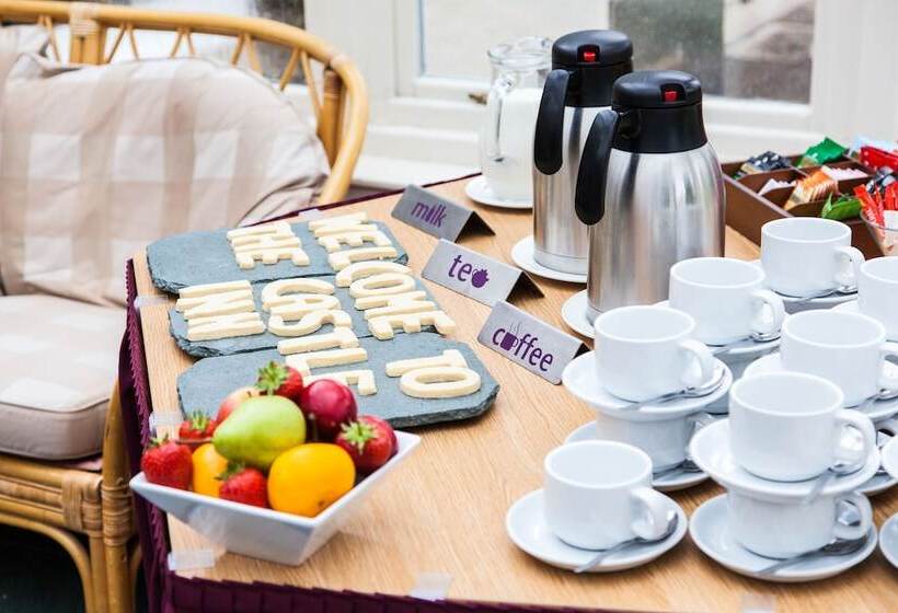 Отель Lake District Castle Inn