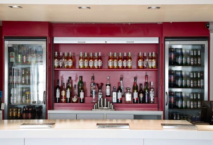 Отель Travelodge Worthing Seafront