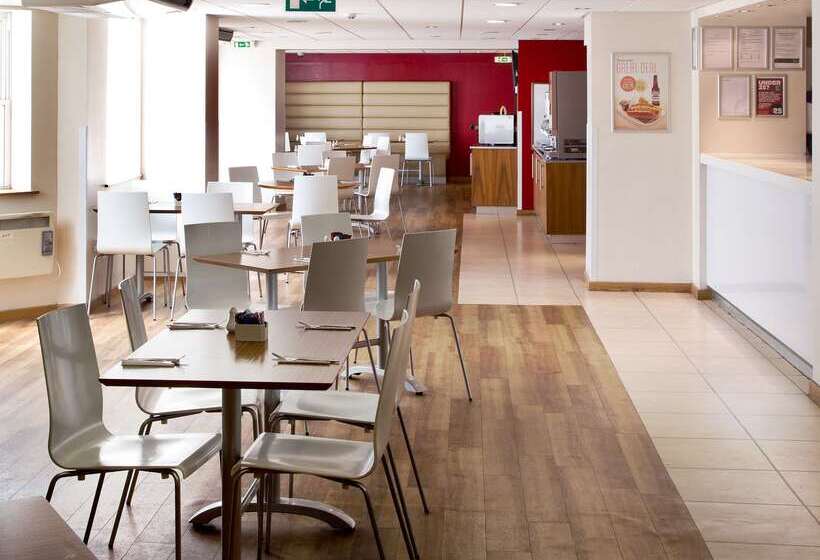 Отель Travelodge Worthing Seafront