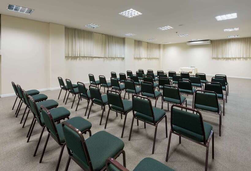 ホテル Wyndham Golden Foz Suites