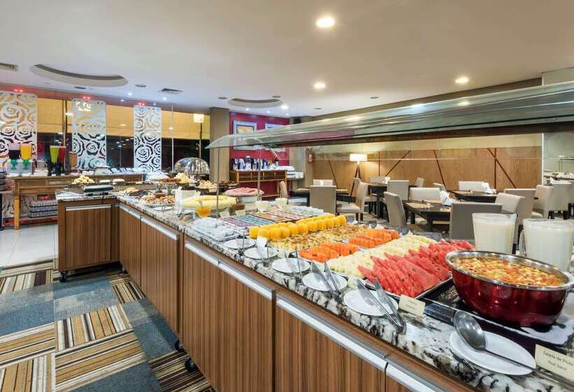 ホテル Wyndham Golden Foz Suites