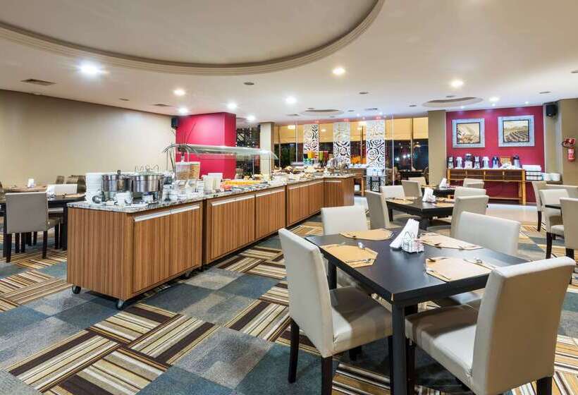 ホテル Wyndham Golden Foz Suites