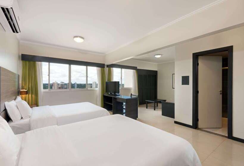 ホテル Wyndham Golden Foz Suites