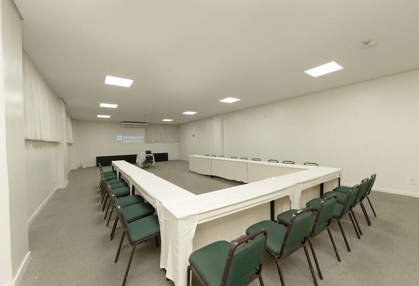 ホテル Wyndham Golden Foz Suites