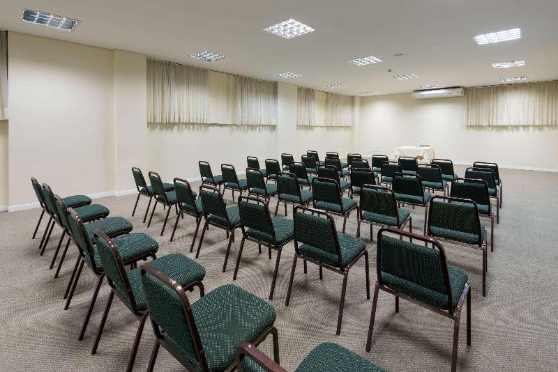 ホテル Wyndham Golden Foz Suites