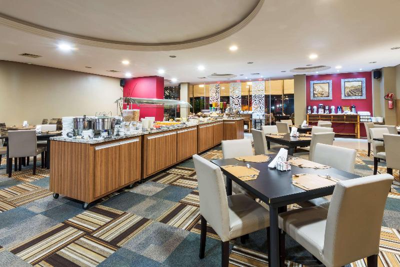 ホテル Wyndham Golden Foz Suites