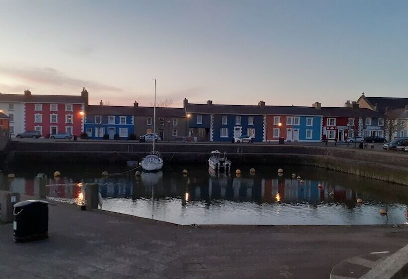 בית מלון כפרי Feathers Royal